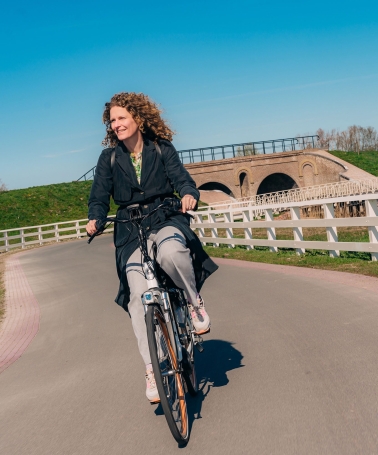 Vrouw op de fiets.