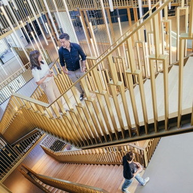 Modern trappenhuis met collega's