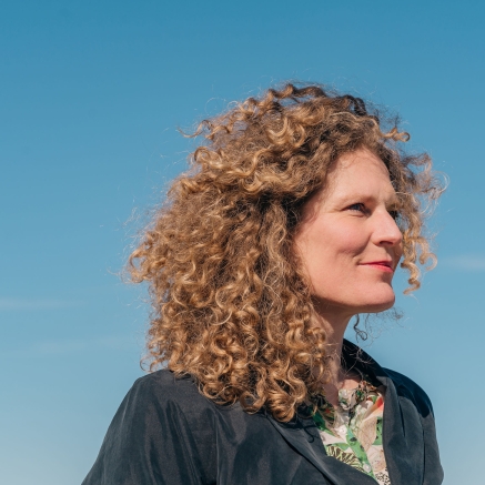 Vrouw kijkt vastberaden vooruit.