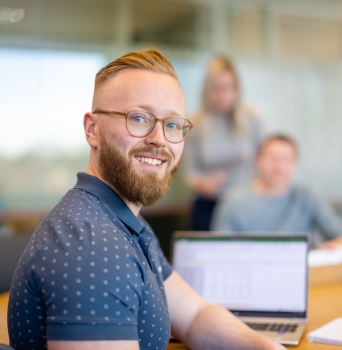 Jurrie Houwen van RDW lachend achter zijn laptop