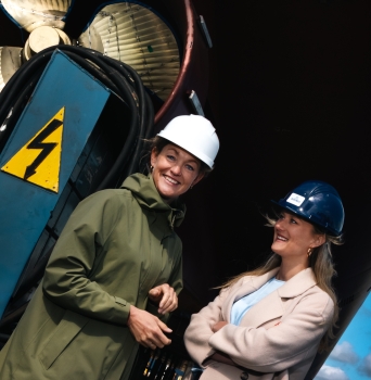 Nienke en Carlijn Bodewes voor een scheepsschroef