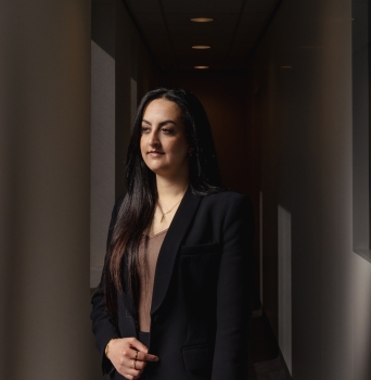 Shahrazad Haddad in zakelijke kleding