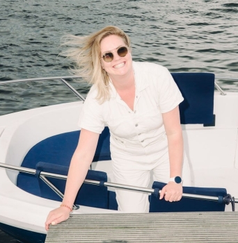 Maaike Bloupot op de boot van haar ouders