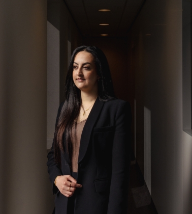 Shahrazad Haddad in zakelijke kleding