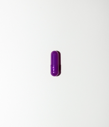Een paarse capsule.