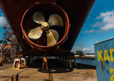 De achterkant van een schip op de kade.
