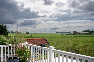 Uitzicht over de weilanden vanaf het balkon van Igo Galama.