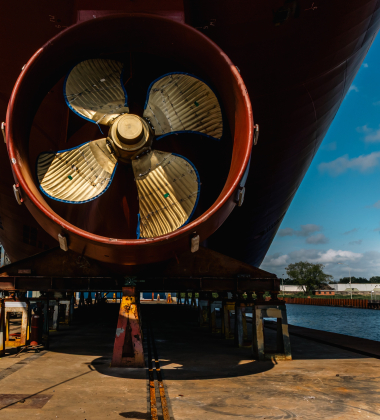 De achterkant van een schip op de kade.