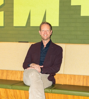 Karst Wouda zittend op bankje