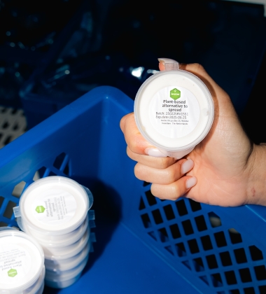 Een potje plantaardige spread