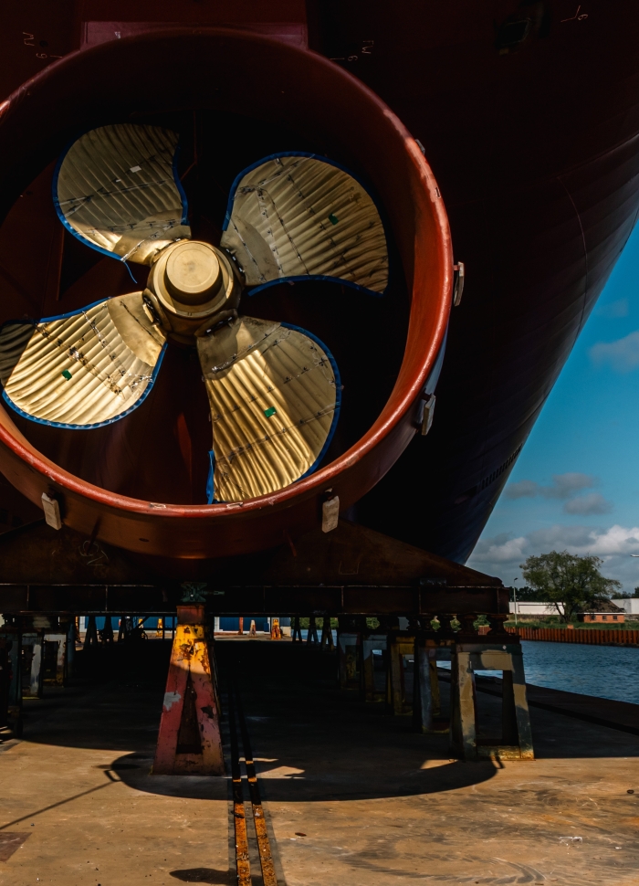 De achterkant van een schip op de kade.