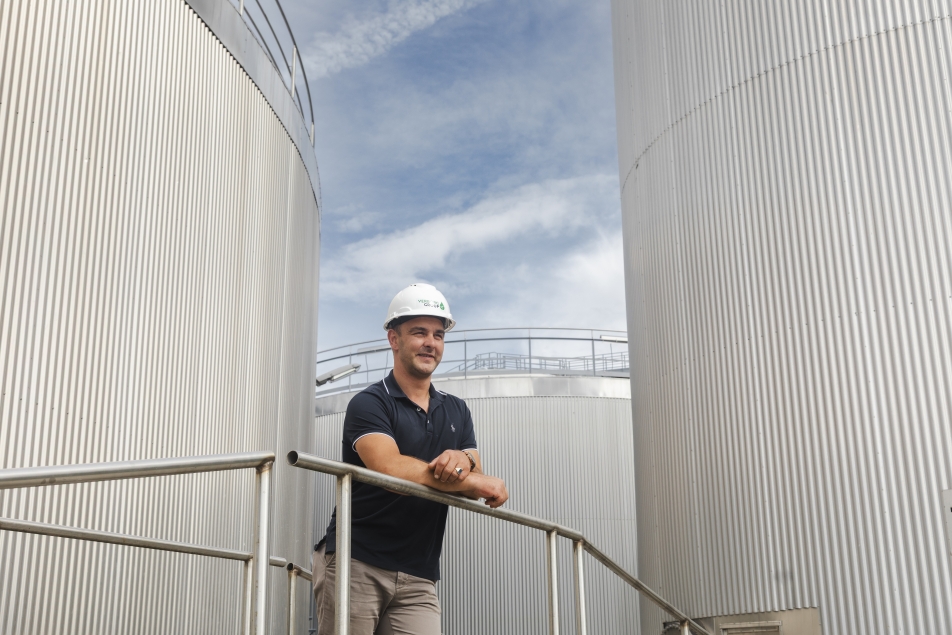 Goedhart Borgesius kijkt uit over zijn bio-raffinaderij