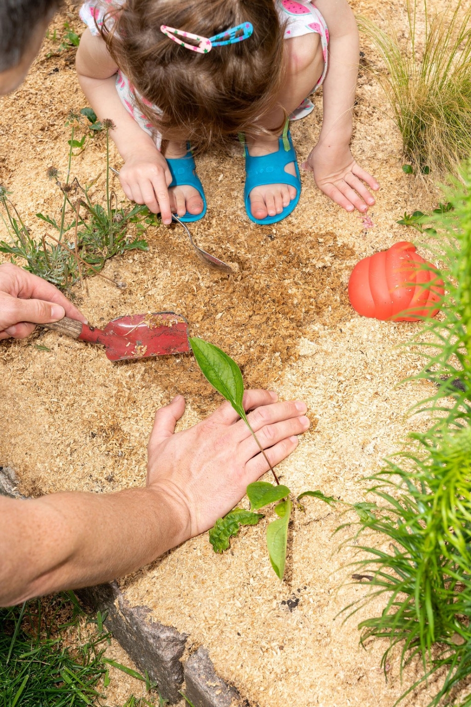Igo en zijn dochtertje werken samen in de tuin